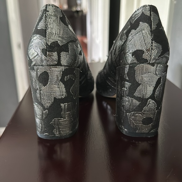 Gorgeous like new Marc Fisher black and silver pumps. Size 5.5 - Picture 3 of 7